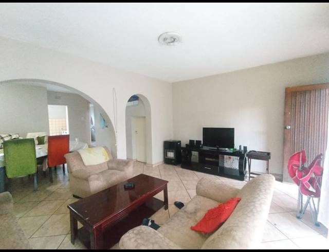 3 BEDROOM PROPERTY TO RENT IN FLORIDA LAKE